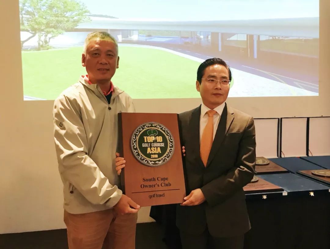 评委赵东平为韩国南角俱乐部颁奖