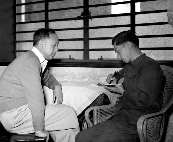 ▲著名科学家钱学森（左）回到祖国后接受新华社记者采访（1955年10月摄）