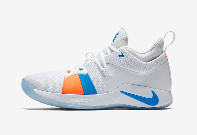 以白色为主调,前部绑带为橙蓝双色拼接而成,鞋面及鞋舌 logo 为蓝色