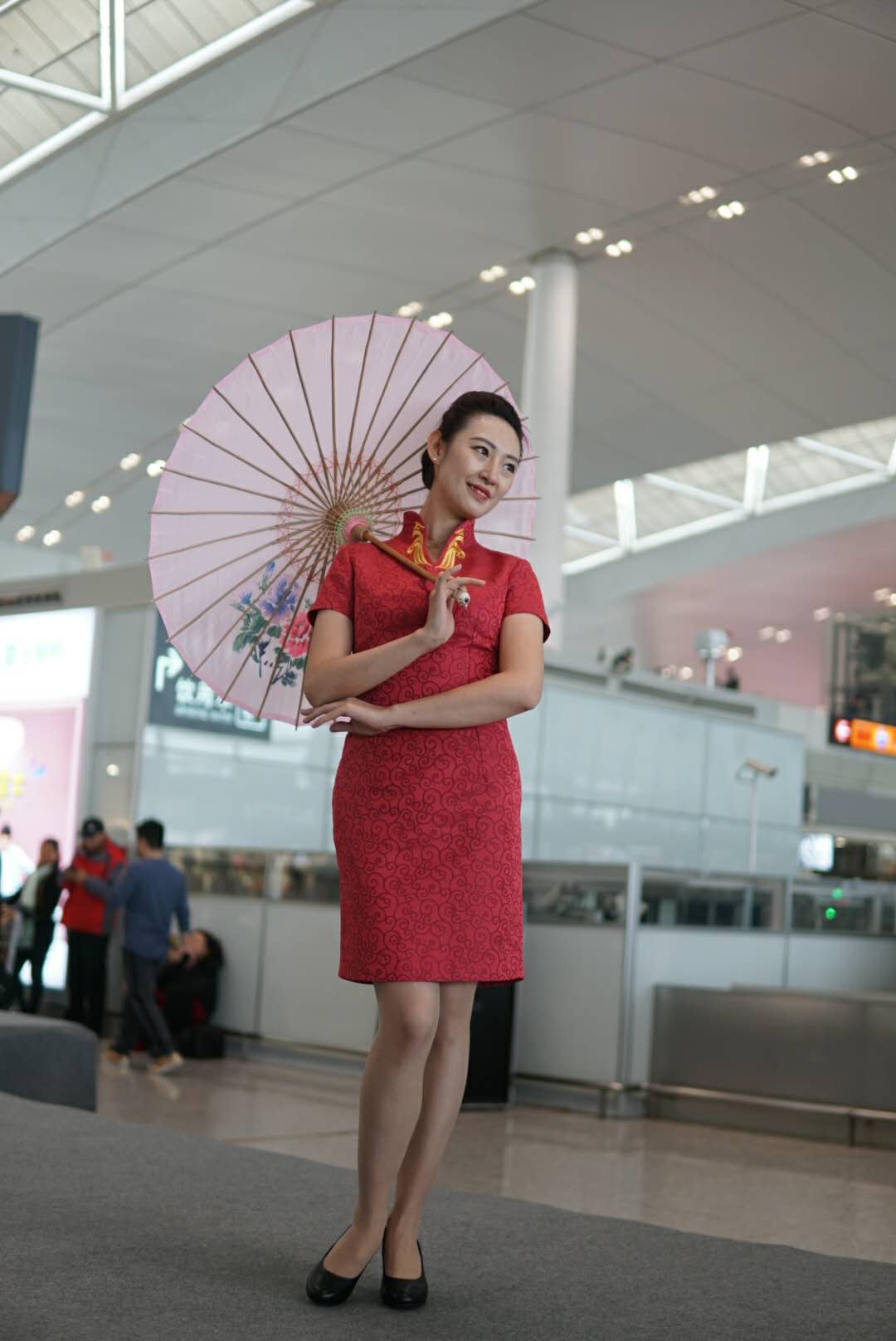 深航秦淮雨花示范组靓丽空姐穿上云锦旗袍