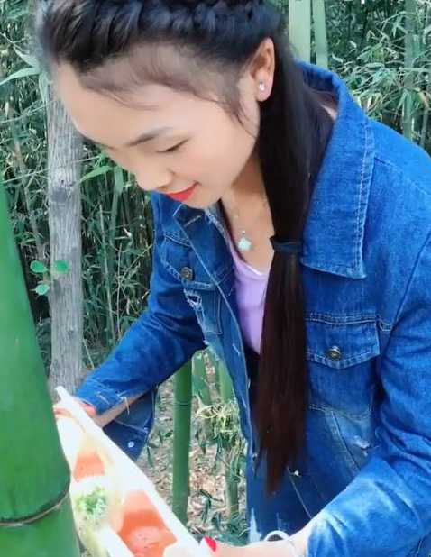 农村小女孩在植物上钻了一个洞,流出来的液体很多人都爱喝