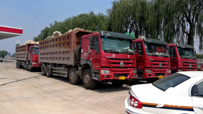 11辆"百吨王"大货车被高唐交警查扣