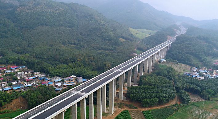 聚焦| 临清高速公路孟定国门段试通车