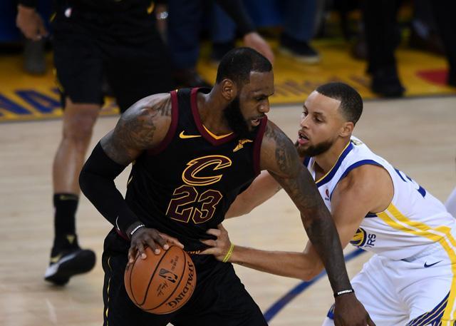 勇士与骑士起冲突,格林又挨揍了,球迷:活该被揍