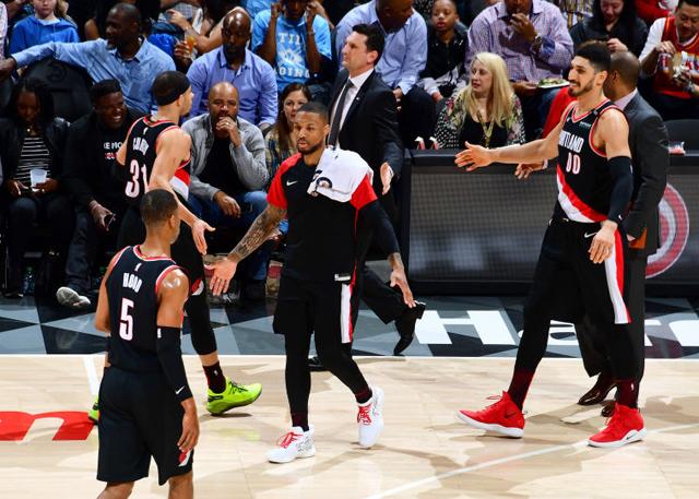 利拉德:虽身处逆境 但球队仍在努力前进