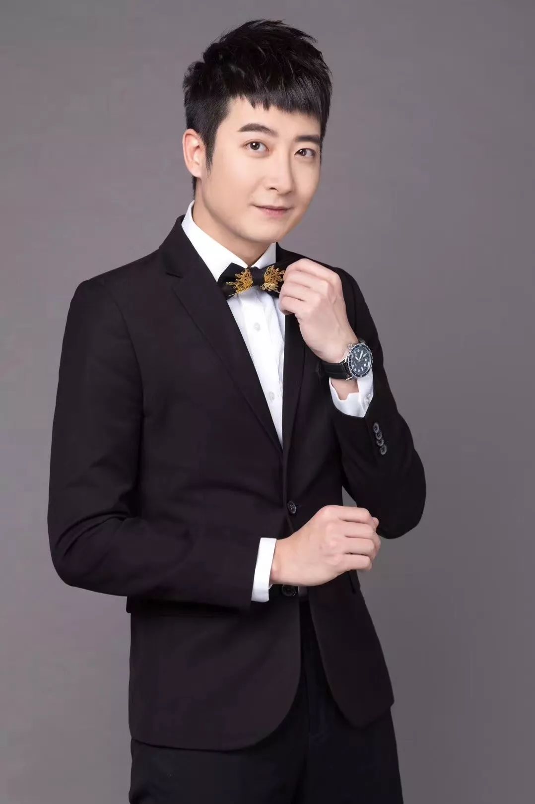 广东广播电视台著名主持人,《粤知一二》主持人除了有专业的主持和