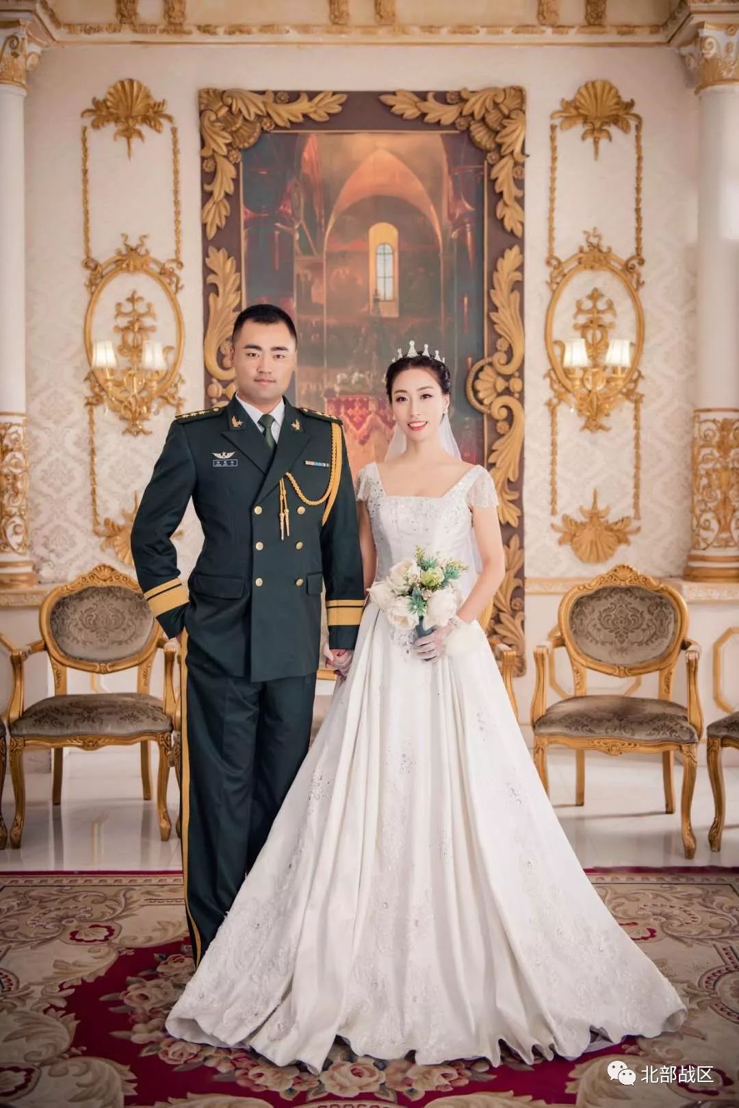 双军人夫妻相拥在马里维和战场夫妻档携手维和新征程