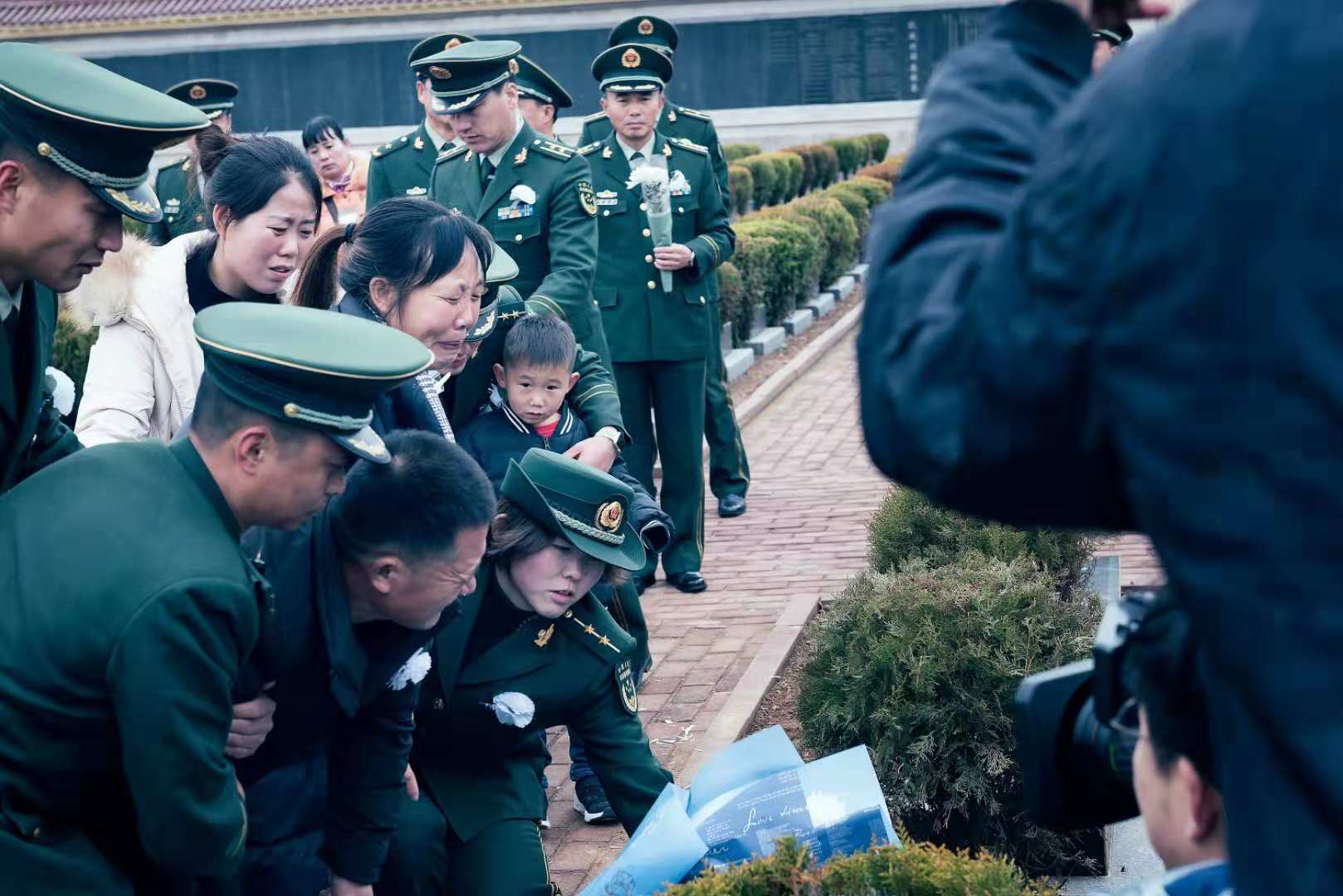 12月4日,王成龙的骨灰被武警官兵护送着离开济南莲