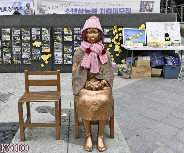 设在日本驻韩国大使馆前、象征慰安妇受害者问题的少女像