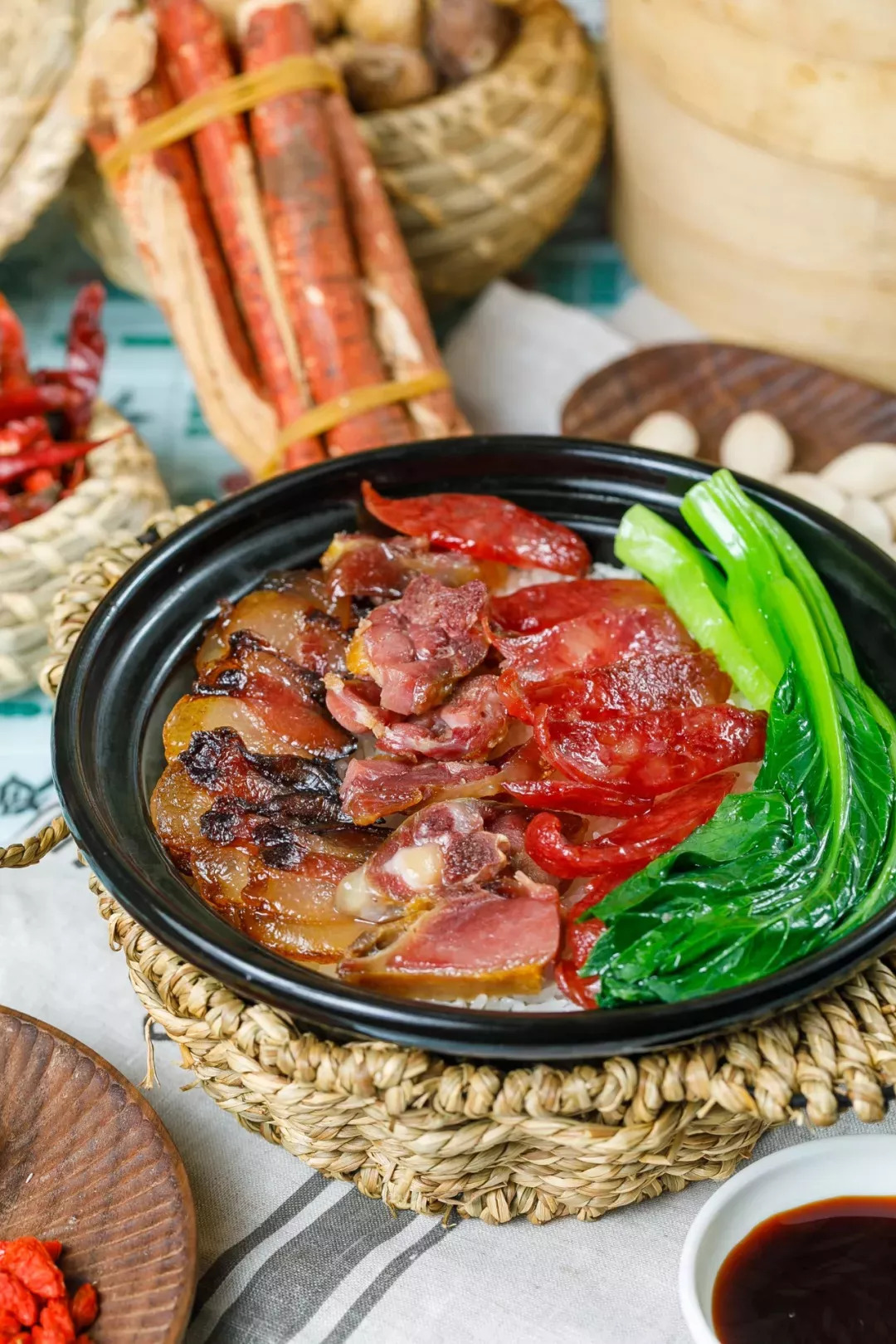 而"腊味三宝煲仔饭"也同样是店里的人气单点王也绝对称得上茶餐厅里的