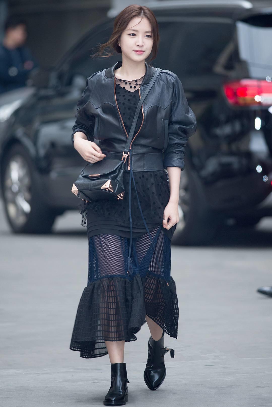 韩星孙娜恩女神私下穿搭超美,简单休闲又很时尚,高级