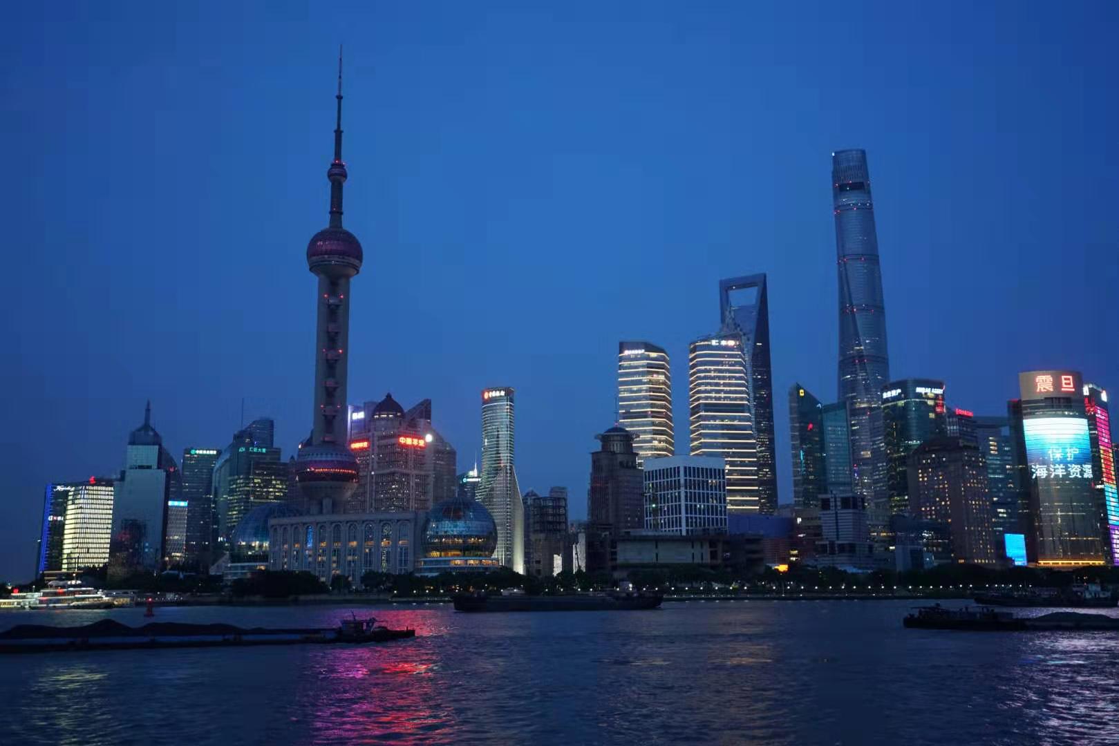 霓虹闪烁高楼林立夜晚的上海外滩现代感十足