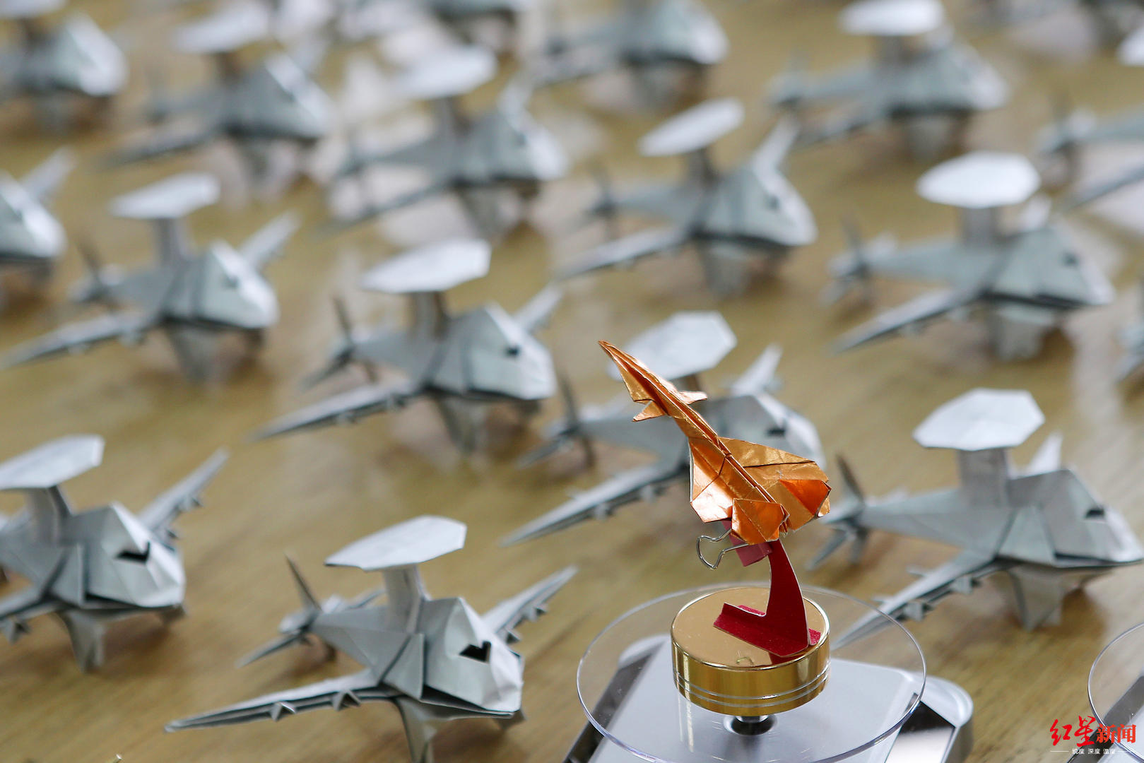 歼20歼10呼啸而来!成都75岁老人纸折上千架飞机献礼国庆
