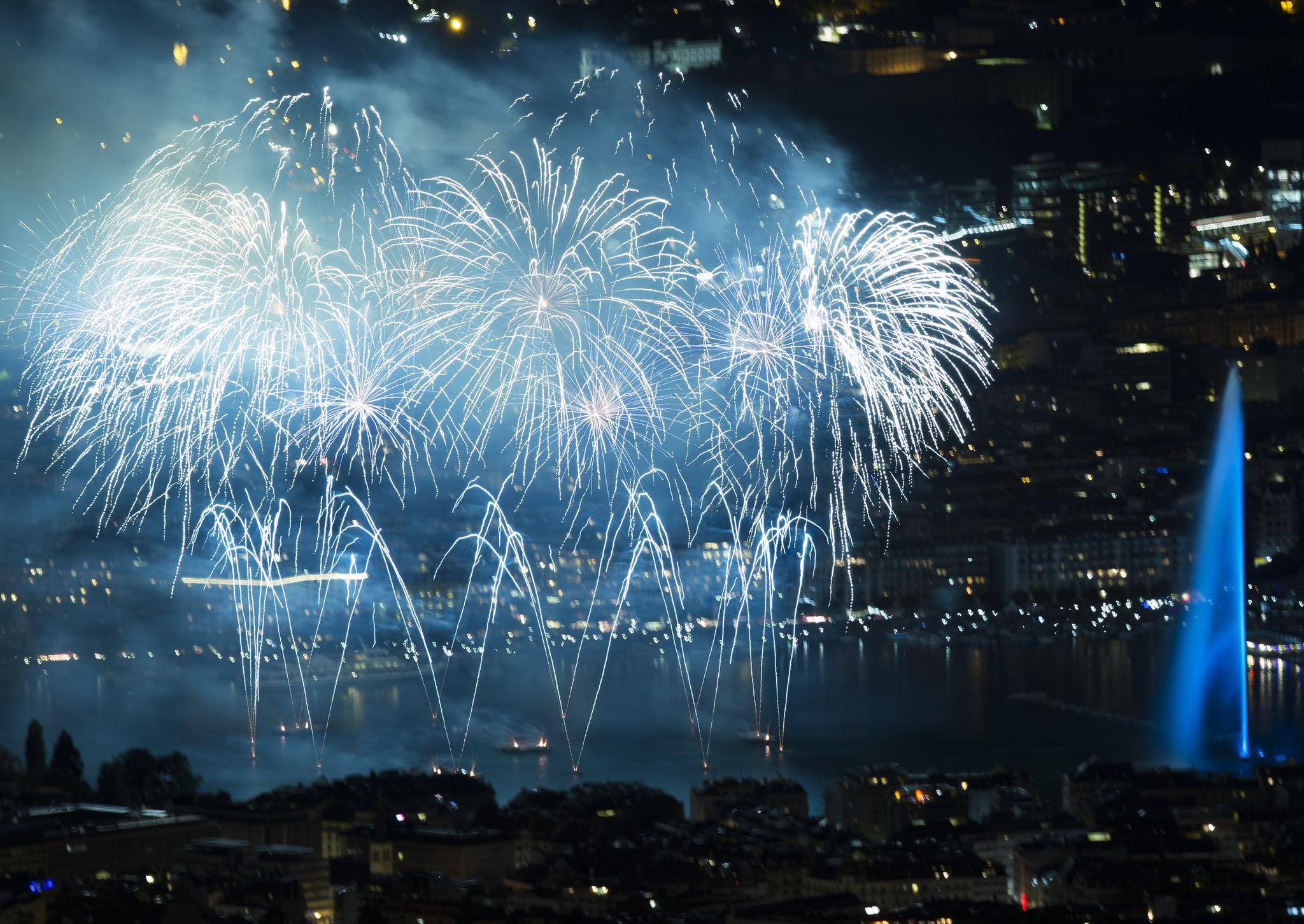 瑞士日内瓦:湖上烟花绚烂