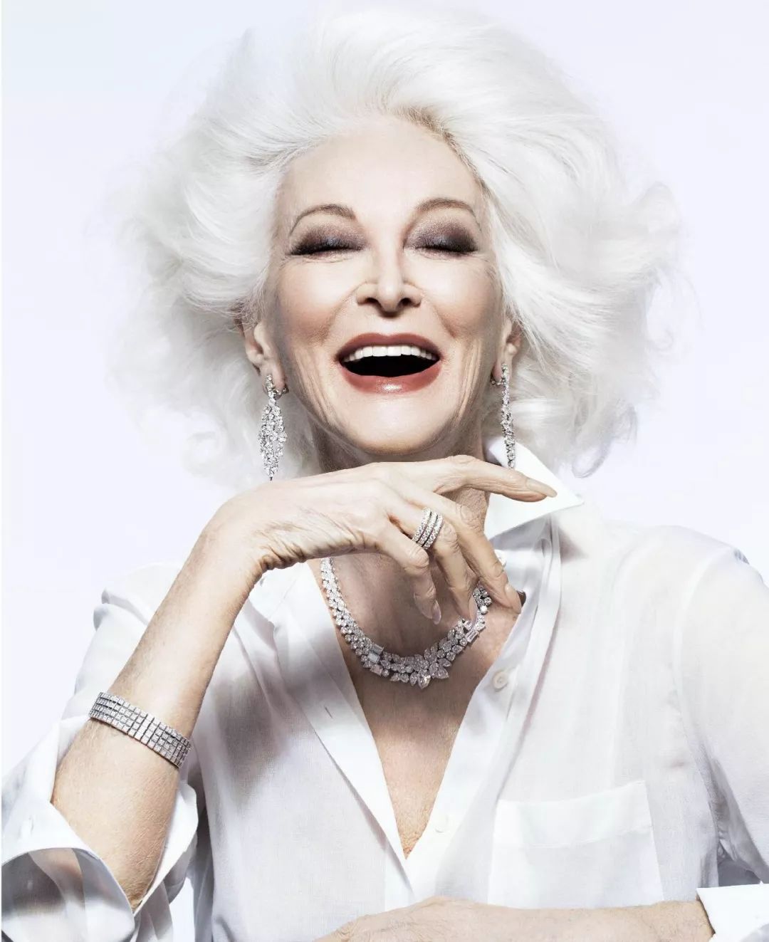 jlo高空行走?西班牙女郎展现野性美,英伦与古堡尽在本期!