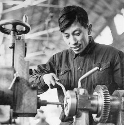 前夕,年轻的王崇伦(上图,新华社发)进入鞍钢轧辊厂工作,成为一名刨工