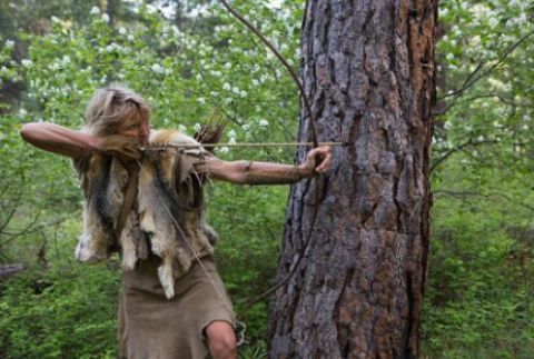 手拿弓弩穿梭于丛林中,靠狩猎和林中的野果,过上了野人般的生活,打到