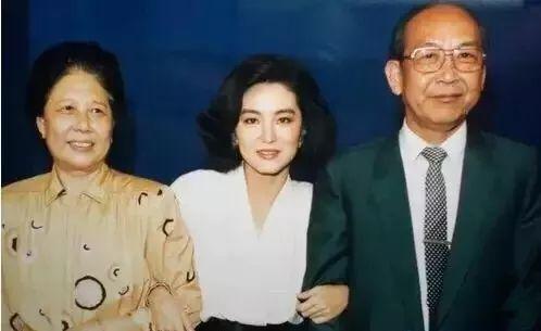 女儿长相一般可人家是学霸,以后会像林青霞女