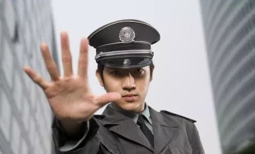 【深藏不露】澄海这个小区的保安大叔要火,还出了诗集!