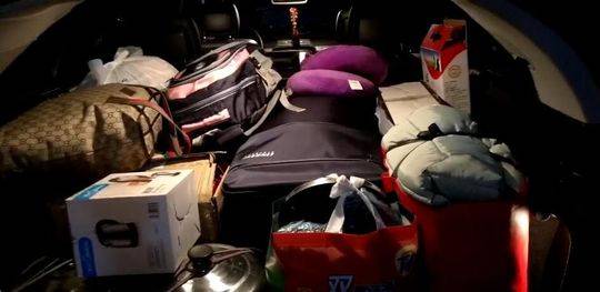  1月9日，一家人的行李塞满了后备箱