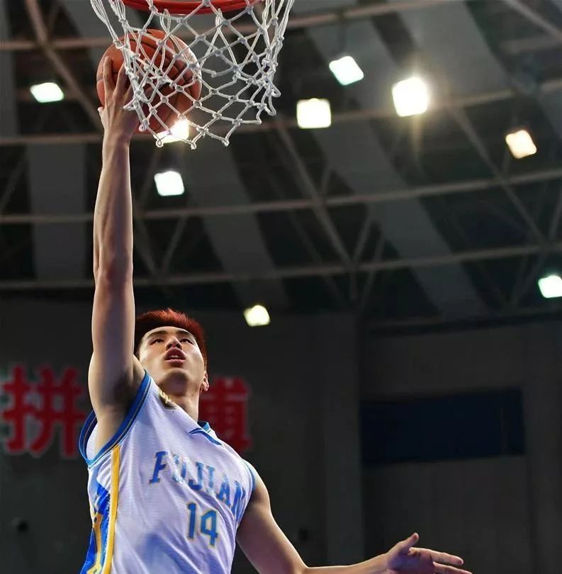 黄毅超一名成长于福建的本土球员▲1992年出生于厦门他的父亲是业余