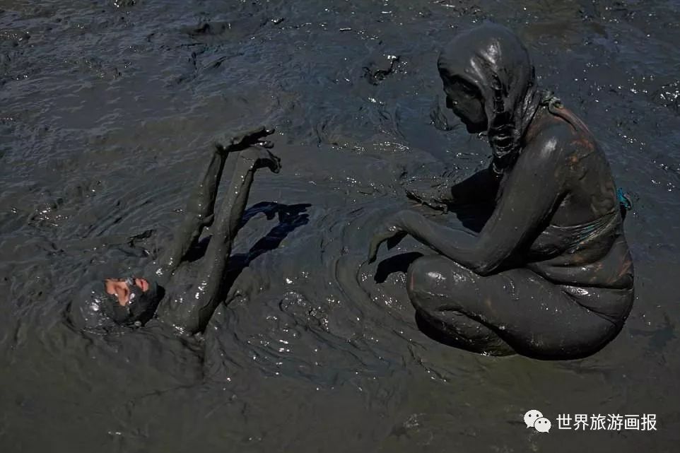 奇葩的泥巴派对 俊男靓女泥浴狂欢 情侣忘情大秀恩爱