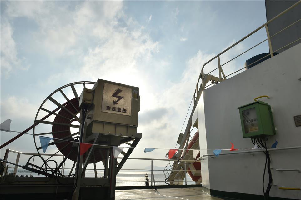 在珠海高栏港神华粤电珠海港煤炭码头,首个高压"港口岸电"项目建成投