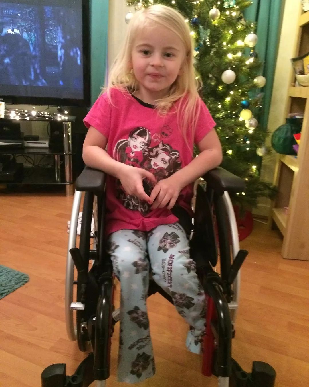 来残缺,备受欺凌,她却做了一个这样的决定…|假肢|女孩|双腿_新浪新闻