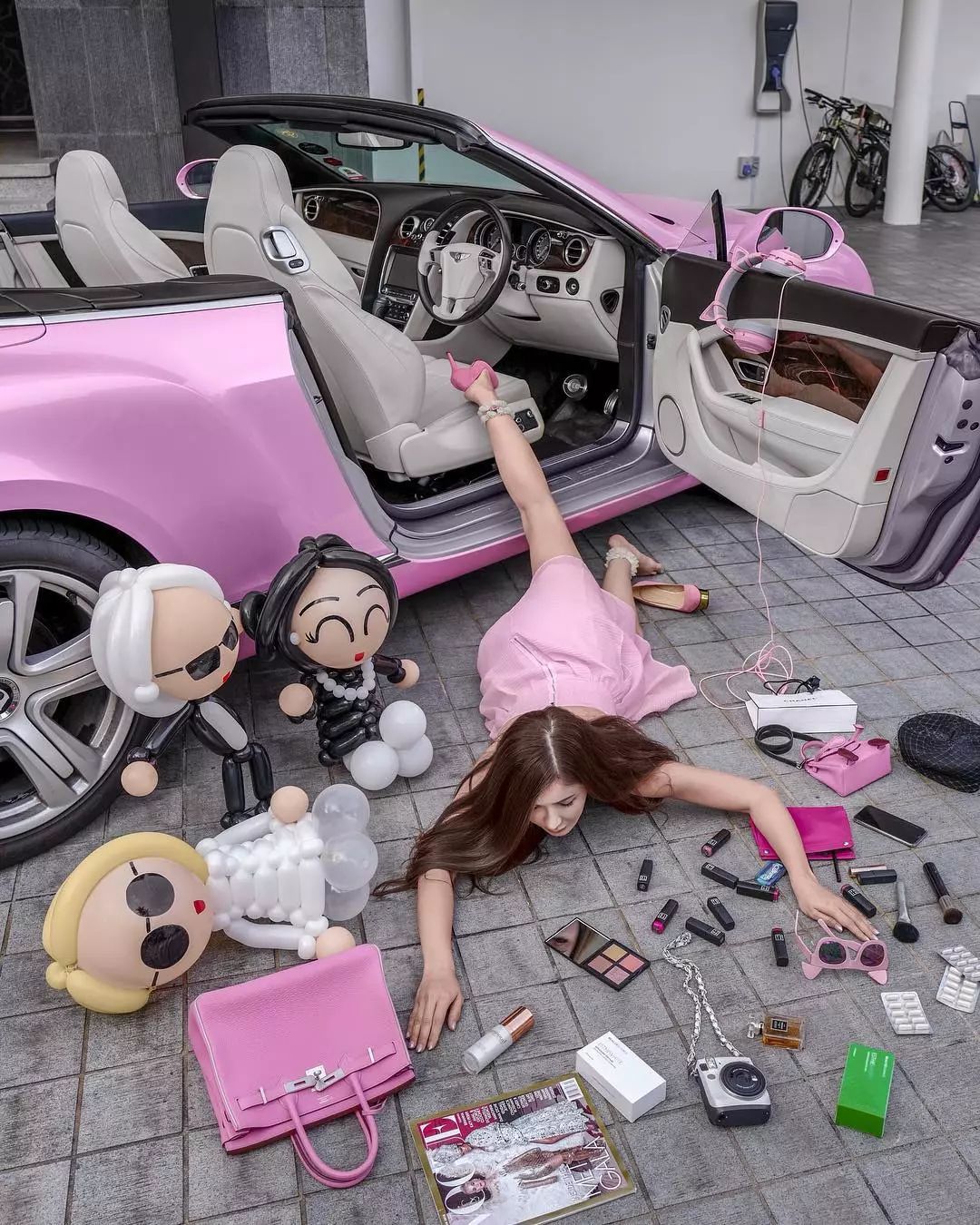 ins上流行的摔倒炫富挑战贫穷限制了我的想象力