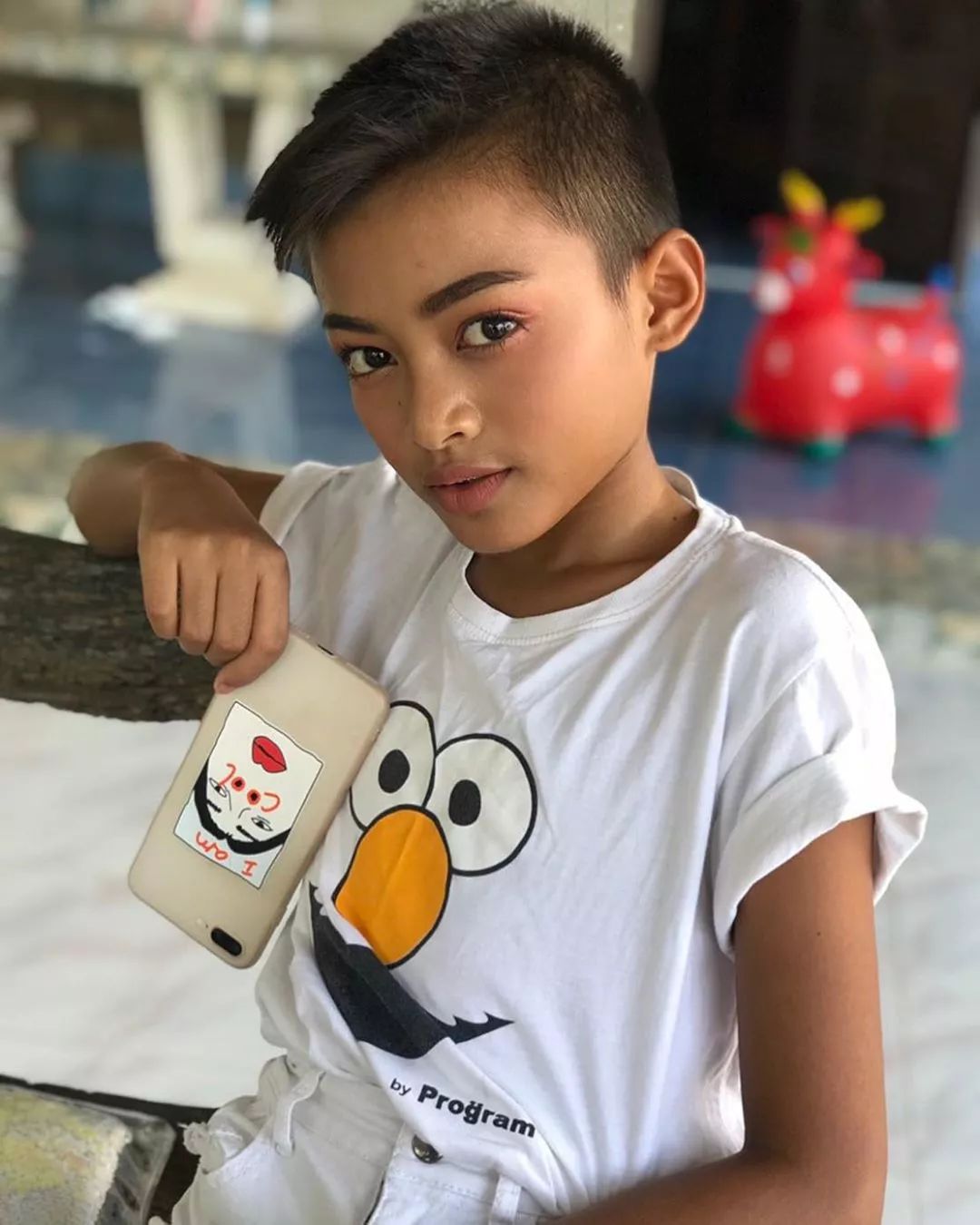 12岁泰国男孩凭惊人化妆术走红ins!还给爸妈盖了一栋大别墅.