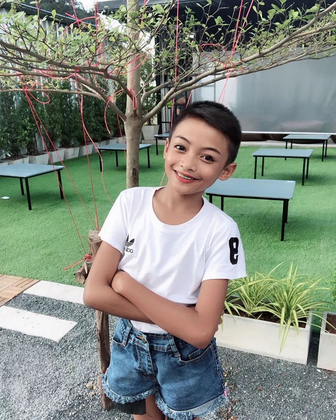 12岁泰国男孩凭惊人化妆术走红ins!还给爸妈盖了一栋大别墅.