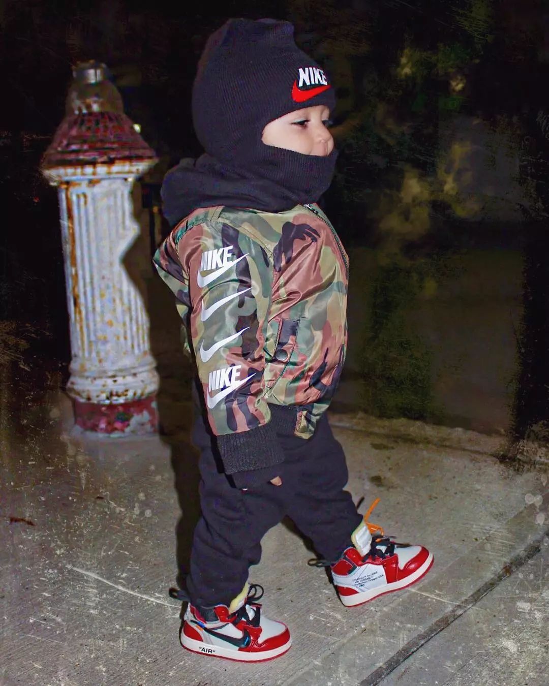 壁纸丨一岁的小孩,已经穿上了最潮的单品!