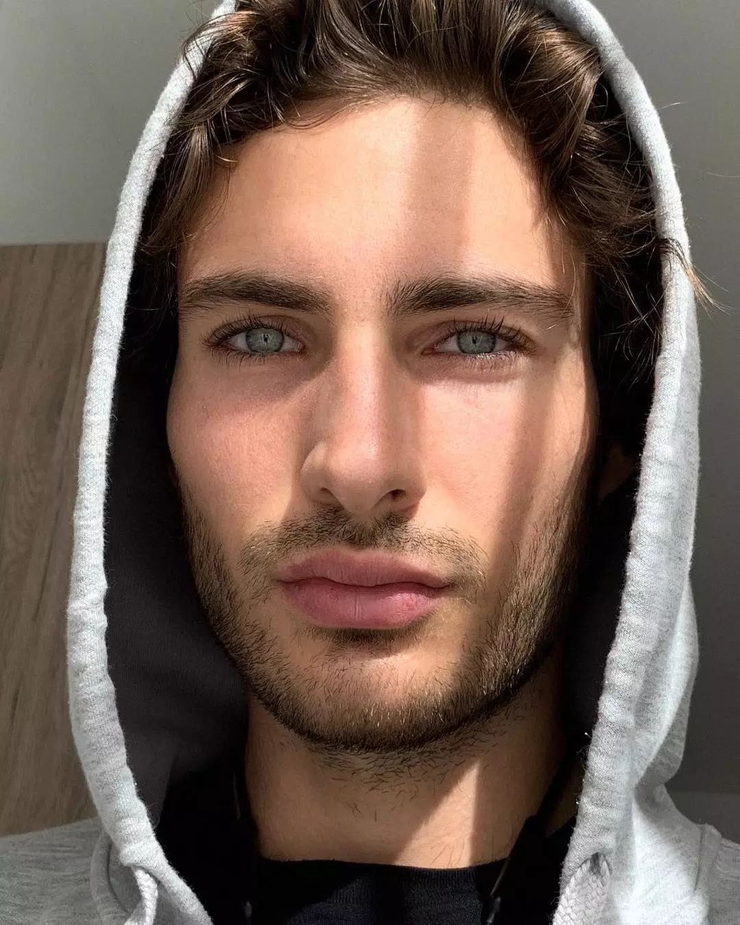 这个奥地利男模在网上发自拍被星探看中,从此成为时装周的热门!