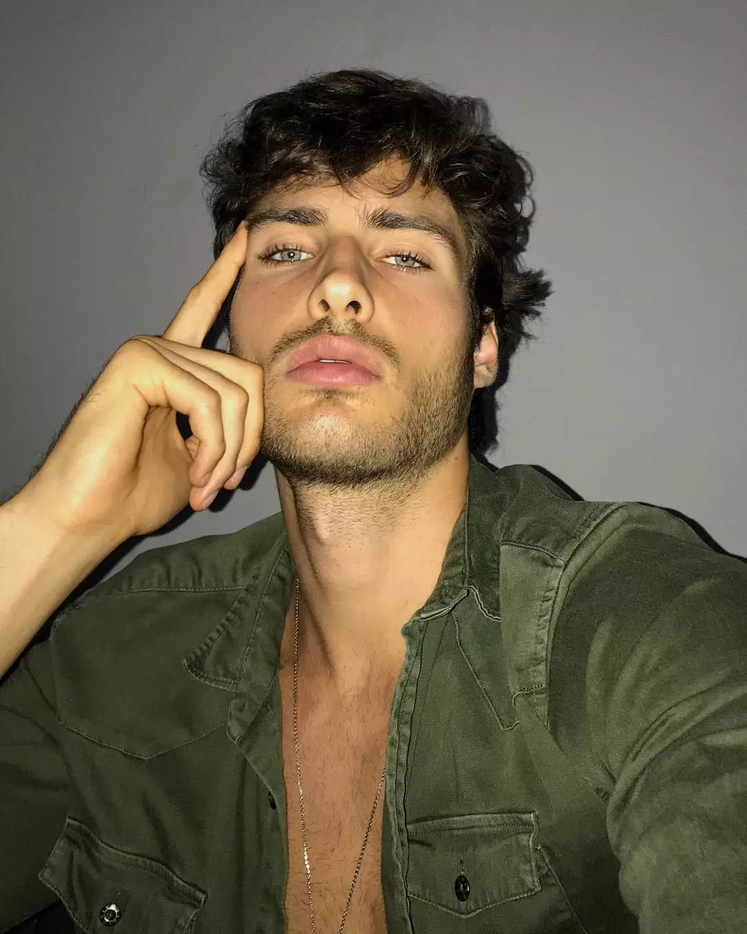 这个奥地利男模在网上发自拍被星探看中,从此成为时装周的热门!