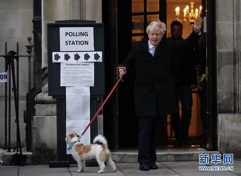 12月12日,英国首相、保守党领袖鲍里斯·约翰逊在投票后离开投票站。(图源:新华网)
