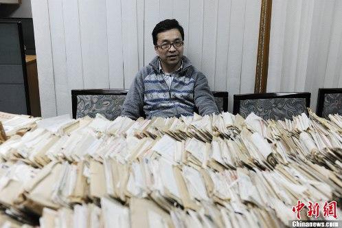 中国人诺贝尔和平奖 资料图:童增展示“万封信件”。中新网记者张龙云摄