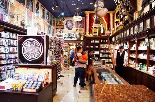  ��������������һ���̵��ڹ���»���