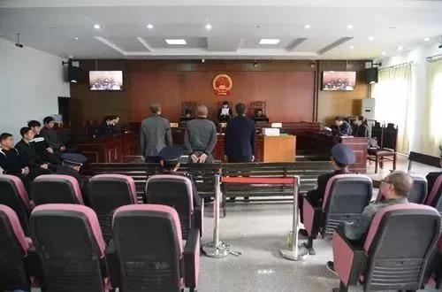 云南村干部父子三人撒酒疯打警察,全被开除党籍送进监狱