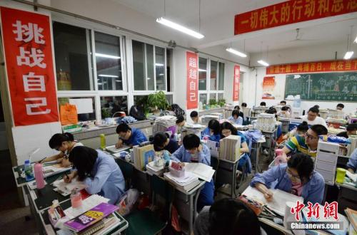 资料图：即将参加高考的高三学生在上晚自习。 中新社发 郝群英 摄 图片来源：CNSPHOTO