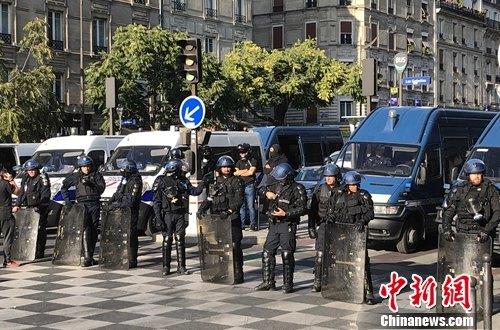 当地时间9月21日,巴黎遭遇呼吁加紧应对气候变化的游行,反对政府养老金改革的示威游行以及“黄马甲”示威游行,初步统计有万余人参与。截至当晚,警方表示共有163人被捕。图为防暴警察在巴黎市中心严密戒备。李洋 摄
