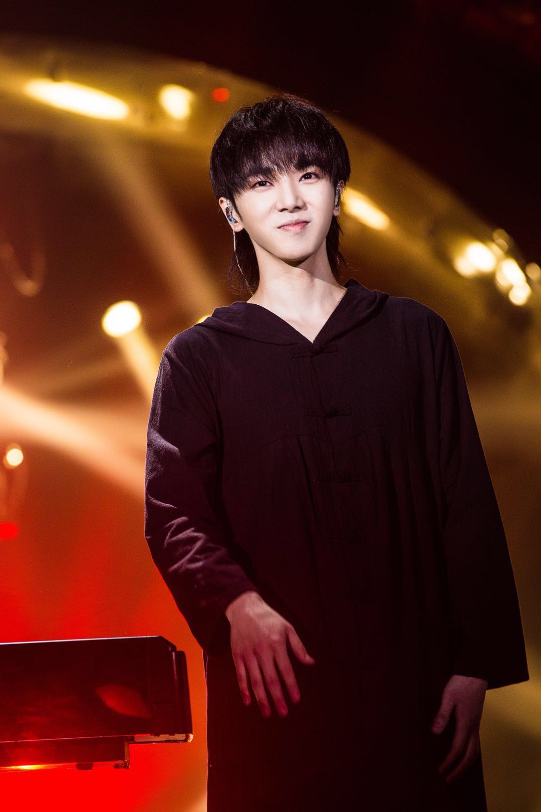 《歌手》2018华晨宇极简主义演绎《假行僧》 光脚造型震慑全场