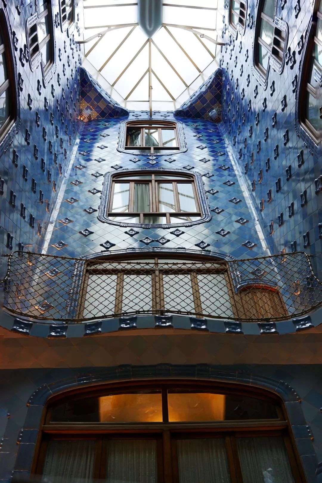 高迪,已经处于其艺术创作的后期,那时候的他已然摒弃了传统建筑的所有