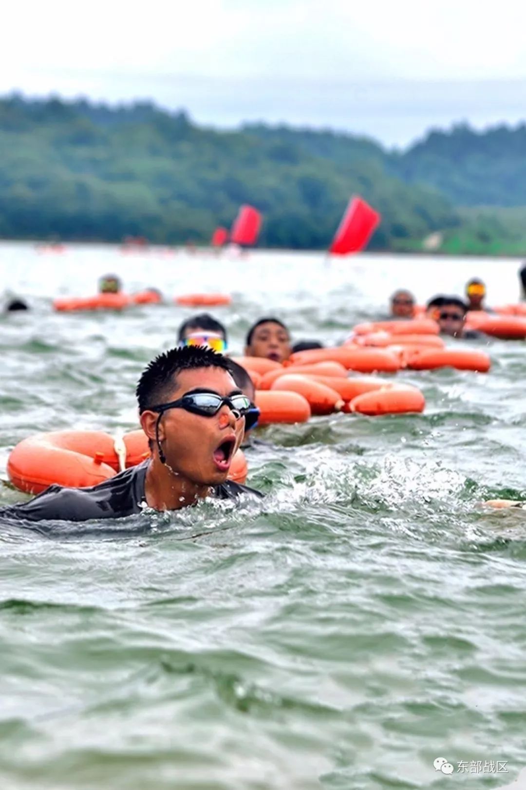 游泳途中冲向终点的战士们"17分26秒!
