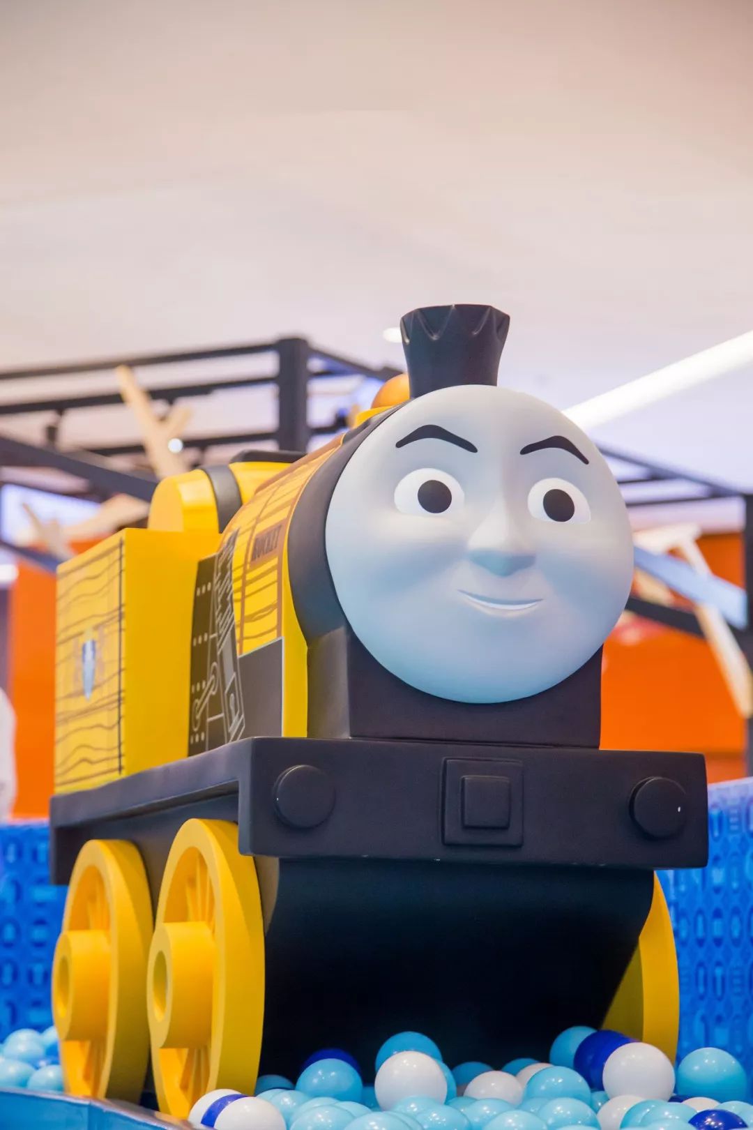 风靡全球的托马斯空降源著天街被梦幻啵啵球淹没是怎样的感觉