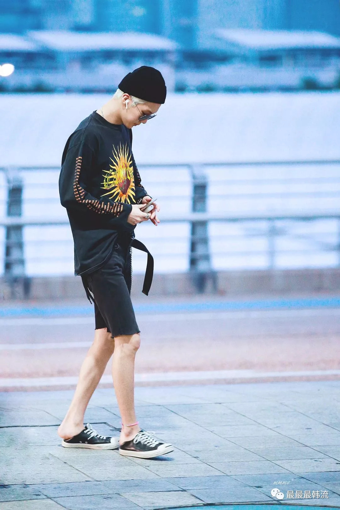 姜升润的眼镜轻松slay全场!他的花衬衣有点小骚气