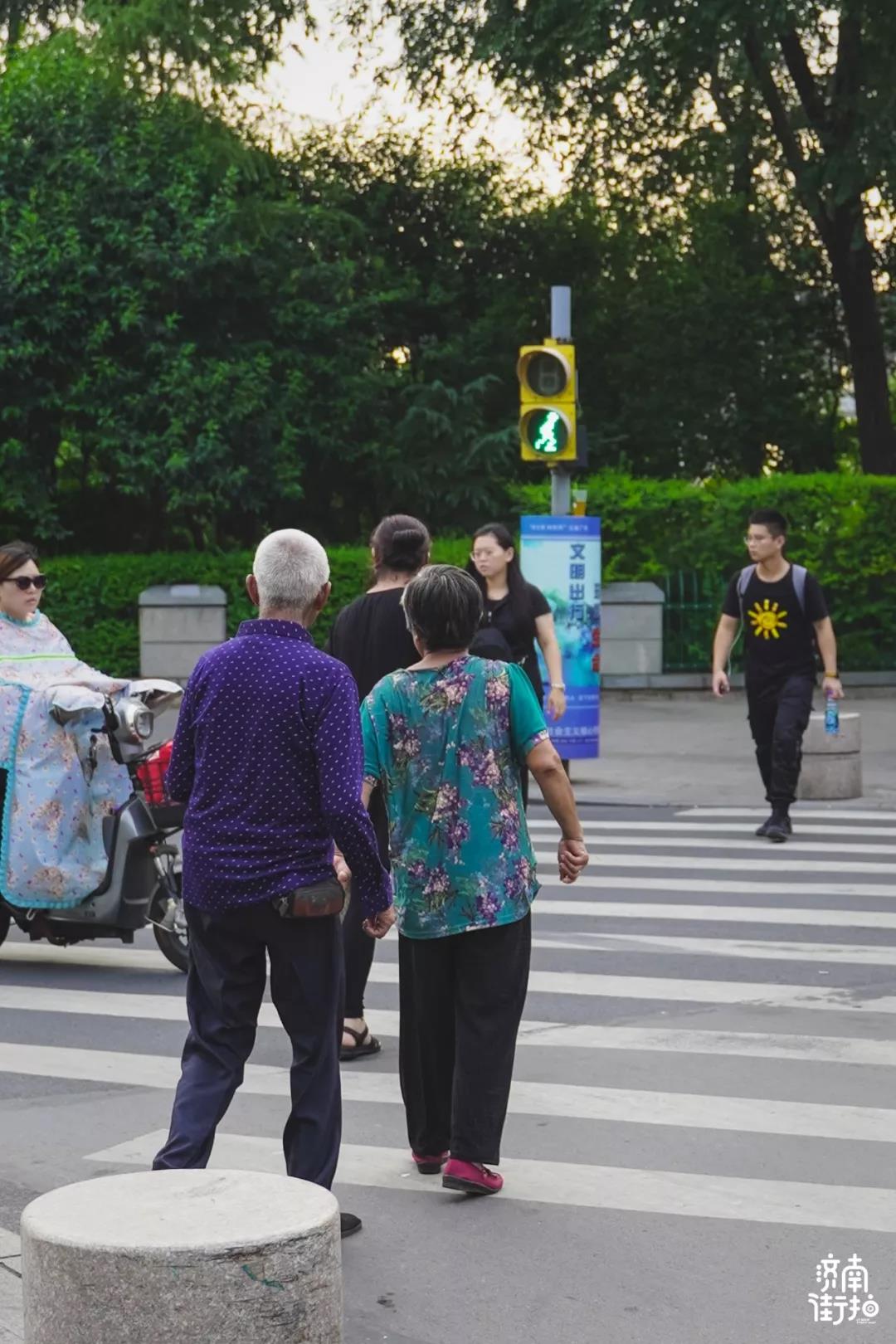 一次14小时的街拍记录济南十字路口的行路人
