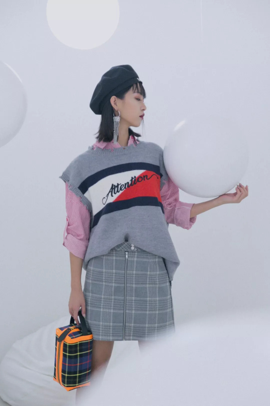 这张婉欣的pose可以的,c位出道了.男装搭配了棋盘格的连帽防风衣.