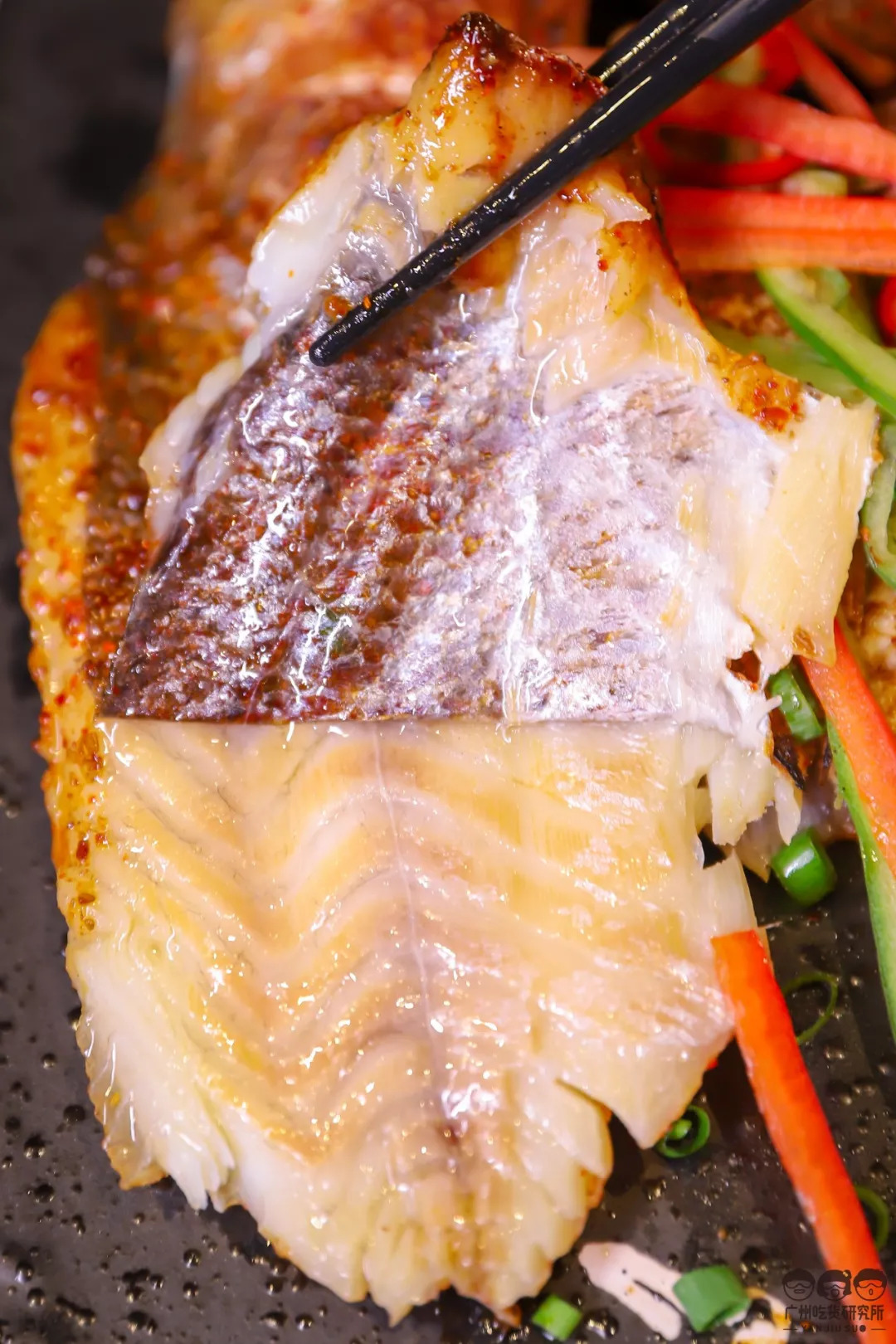 咬一口,白嫩的鱼肉入口即化,新鲜且不腥,将大海的味道跟烧烤的味道