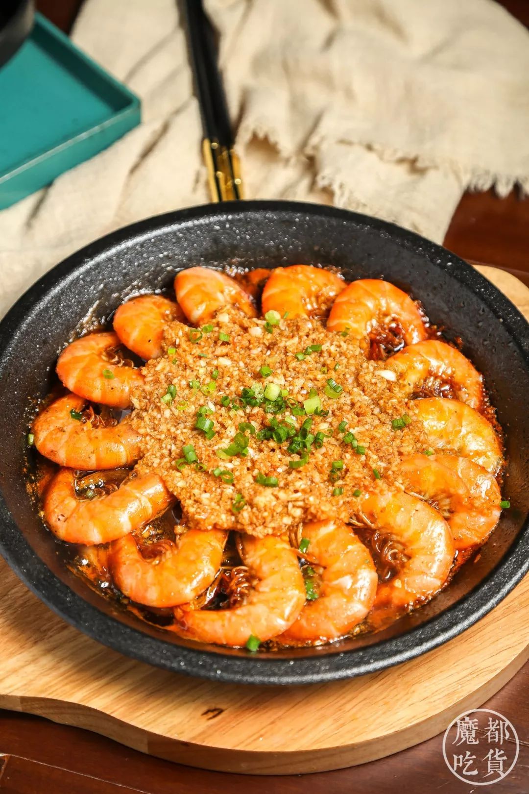 还没端上桌就闻到了一股浓浓的蒜香 勾引着我肚里的馋虫~ 这道相遇蒜