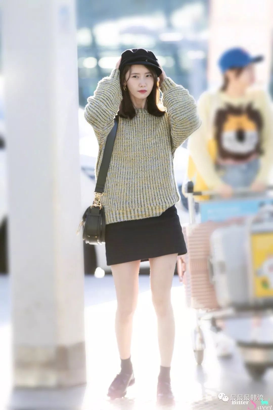 身上才让薯片感觉到了秋天,允儿这一天的机场也使用了毛衣搭配短裙,很